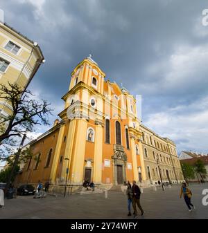 Cluj-Napoca, Romania. 26 apr, 2024: La Chiesa Scolopica, costruita nel 1724, conosciuta anche come la Chiesa gesuita e la Chiesa Universitatii stre Foto Stock