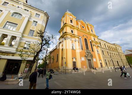 Cluj-Napoca, Romania. 26 apr, 2024: La Chiesa Scolopica, costruita nel 1724, conosciuta anche come la Chiesa gesuita e la Chiesa Universitatii stre Foto Stock