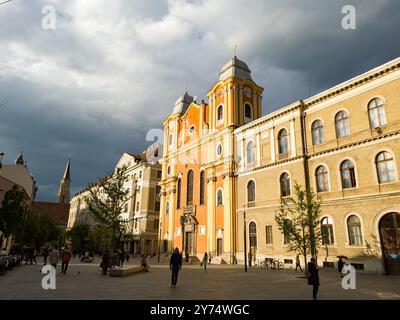 Cluj-Napoca, Romania. 26 apr, 2024: La Chiesa Scolopica, costruita nel 1724, conosciuta anche come la Chiesa gesuita e la Chiesa Universitatii stre Foto Stock