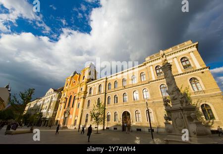 Cluj-Napoca, Romania. 26 apr, 2024: La Chiesa Scolopica, costruita nel 1724, conosciuta anche come la Chiesa gesuita e la Chiesa Universitatii stre Foto Stock