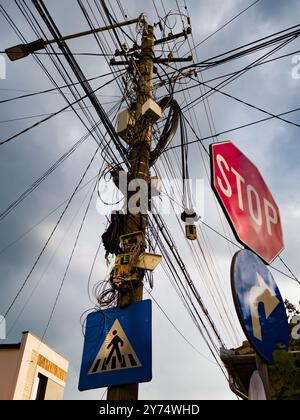 Cluj-Napoca, Romania. 26 apr, 2024: Molti cavi Internet e di comunicazione si trovano sui pilastri. Foto Stock