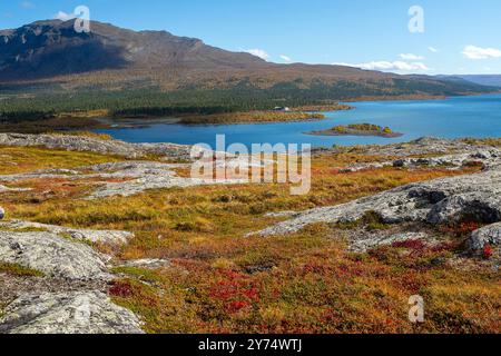 10 settembre 2024: Stora Sjofallet, il parco nazionale più settentrionale all'interno del Laponia, patrimonio dell'umanità dell'UNESCO, vanta aspre catene montuose, vasti laghi e splendidi colori autunnali all'inizio di settembre. Parco nazionale dei fallet di Stora SjÃ¶, Laponia, Gallivare, Svezia. (Immagine di credito: © Larry Clouse/CSM/Cal Sport Media) Foto Stock