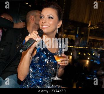 Tony Parker e Eva Longoria Parker nella foto all'Eve Nightclub Grand Opening New Year Eve Party in Crystals al City Center di Las Vegas, Nevada, il 31 dicembre 2009. Credito: Erik Kabik Photography / MediaPunch***COPERTURA ESCLUSIVA DELLA CASA*** Foto Stock