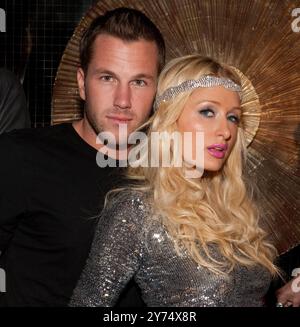 Doug Reinhardt e Paris Hilton nella foto al party di lancio Paris Hilton Sunglass Collection al Body English Nightclub all'Hard Rock Hotel a Las Vegas, Nevada, il 3 ottobre 2009. Credito: Erik Kabik Photography / MediaPunch***EXCLUSIVE*** Foto Stock