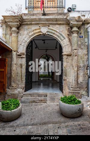 Arco di ingresso in pietra scolpita al Museo Dar Niaba, Tangeri, Marocco Foto Stock