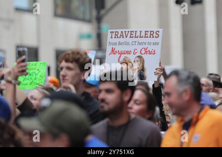 New York, Stati Uniti. 27 settembre 2024. New York, NY - 27 settembre 2024: La star della musica country Chris Stapleton e sua moglie, Morgane Stapleton, si esibiscono dal vivo al ''Today'' Show della NBC al Rockefeller Center di New York City. La coppia ha consegnato un set pieno di anima, catturando la folla con le loro armonie e la loro presenza potente. Lo spettacolo faceva parte della serie di concerti estivi dello spettacolo "Today", attirando fan da tutta la città per godersi l'esperienza musicale dal vivo. Foto: Giada Papini Rampelotto/EuropaNewswire. (Credit Image: © Luiz Rampelotto/ZUMA Press Wire) SOLO PER USO EDITORIALE! Non per USO commerciale! Foto Stock