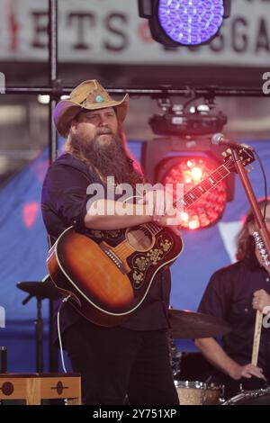 New York, Stati Uniti. 27 settembre 2024. New York, NY - 27 settembre 2024: La star della musica country Chris Stapleton e sua moglie, Morgane Stapleton, si esibiscono dal vivo al ''Today'' Show della NBC al Rockefeller Center di New York City. La coppia ha consegnato un set pieno di anima, catturando la folla con le loro armonie e la loro presenza potente. Lo spettacolo faceva parte della serie di concerti estivi dello spettacolo "Today", attirando fan da tutta la città per godersi l'esperienza musicale dal vivo. Foto: Giada Papini Rampelotto/EuropaNewswire. (Credit Image: © Luiz Rampelotto/ZUMA Press Wire) SOLO PER USO EDITORIALE! Non per USO commerciale! Foto Stock