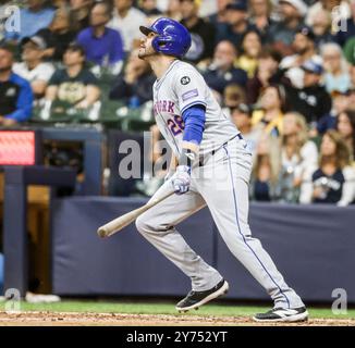 Milwaukee, Stati Uniti. 27 settembre 2024. I New York Mets designati come hitter J.D. Martinez battono un singolo RBI nell'ottavo inning della partita MLB tra i New York Mets e i Milwaukee Brewers all'American Family Field di Milwaukee, WISCONSIN, venerdì 27 settembre 2024. Foto di Tannen Maury/UPI. Crediti: UPI/Alamy Live News Foto Stock