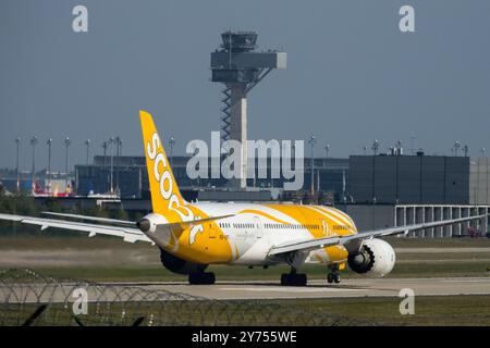 Boeing 787-8 Dreamliner in rullaggio su Brandenburg BER Flughafen Airport Berlin Air Traffic Control Tower Back Germany Europe Scoot Airlines Foto Stock