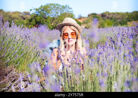 Giovane donna in un felice campo di lavanda Foto Stock