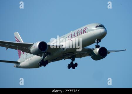 Atterrando Boeing 787-9 Dreamliner Plane operava Qatar Airways Airline Airplane Aeroplane Jetliner Passenger Jet Airliner Approach Commercial Foto Stock