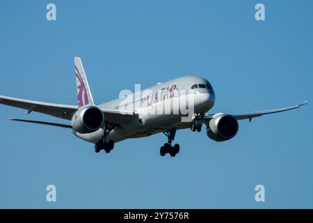 Atterrando Boeing 787-9 Dreamliner Plane operava Qatar Airways Airline Airplane Aeroplane Jetliner Passenger Jet Airliner Approach Commercial Foto Stock