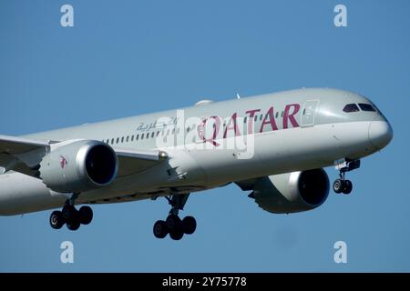 Atterrando Boeing 787-9 Dreamliner Plane operava Qatar Airways Airline Airplane Aeroplane Jetliner Passenger Jet Airliner Approach Commercial Foto Stock