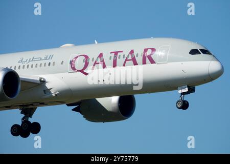 Atterrando Boeing 787-9 Dreamliner Plane operava Qatar Airways Airline Airplane Aeroplane Jetliner Passenger Jet Airliner Approach Commercial Foto Stock