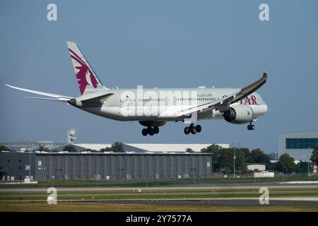 Atterrando Boeing 787-9 Dreamliner Plane operava Qatar Airways Airline Airplane Aeroplane Jetliner Passenger Jet Airliner Approach Commercial Foto Stock