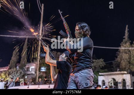 Idlib, Siria. 27 settembre 2024. I siriani celebrano nella città di Idlib dopo la notizia dell'uccisione del leader della milizia di Hezbollah, Hassan Nasrallah. L'esercito israeliano ha detto di aver attaccato il quartier generale della milizia di Hezbollah in un sobborgo di Beirut venerdì. Crediti: Anas Alkharboutli/dpa/Alamy Live News Foto Stock