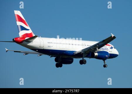 L'aereo della British Airways atterra l'Airbus A320 Airways la British Airline Airlines ha operato il Commercial Passenger Jet in avvicinamento a Berlino Foto Stock