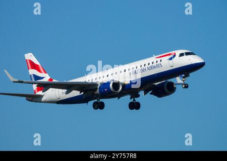 Atterraggio aereo della British Airways Embraer 190 BA CityFlyer atterraggio avvicinamento per il volo si avvicina aereo aereo aereo aeroplano Jet Foto Stock