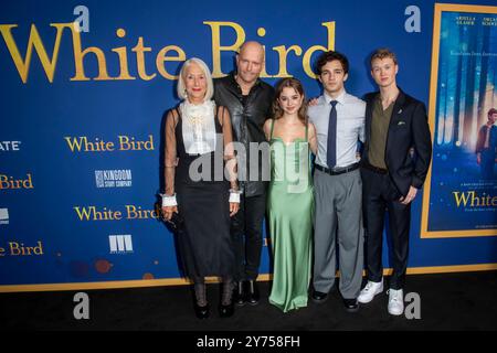 New York, Stati Uniti. 26 settembre 2024. "White Bird" di Lionsgate, New York Screening. 26 settembre 2024, New York, New York, Stati Uniti: (L-R) Helen Mirren, Marc Forster, Ariella Glaser, Bryce Gheisar e Orlando Schwerdt assistono alla proiezione ''White Bird''' New York del Lionsgate al DGA Theater il 26 settembre 2024, a New York. (Foto di Thenews2/NurPhoto) crediti: NurPhoto SRL/Alamy Live News Foto Stock