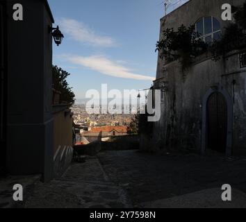 Scalinata per Pedamentina, un borgo storico che collega Vomero con il centro di Napoli Foto Stock