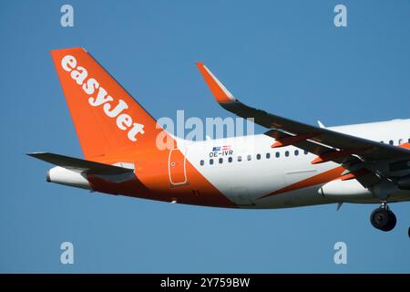 EasyJet Plane Tail fin Logo Aircraft atterraggio aeroplano Jetliner passeggero Jet Airliner Air Airbus A320 su Blue Sky Foto Stock