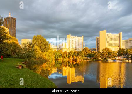 lago Kaiserwasser, DC Tower 1, edificio delle Nazioni Unite Vienna International Centre VIC Vienna 22. Donaustadt Wien Austria Foto Stock