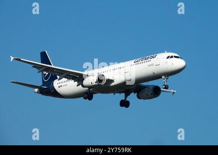 Un Airbus A321 della Lufthansa si sta avvicinando a Berlino con un aereo della Lufthansa che vola sull'atterraggio del cielo blu Foto Stock