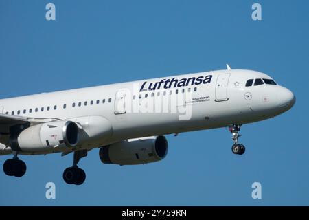 Un Airbus A321 della Lufthansa si sta avvicinando all'atterraggio dell'aereo della Lufthansa di Berlino Foto Stock