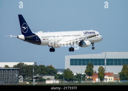 Lufthansa Airbus A321 aereo atterraggio aeroplano aereo aereo Jetliner passeggeri Jet Airliner avvicinamento volo aereo all'aeroporto di Berlino Foto Stock