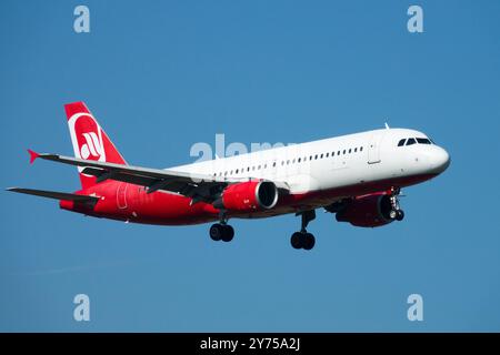 Airbus A320 SundAir Charter Airline Aviation Company aereo aereo aereo aereo aereo aereo aereo Jetliner passeggeri Jet Airliner Air Travel volo in avvicinamento Foto Stock