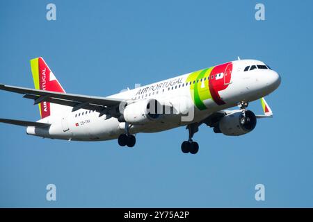 TAP Air Portugal Airways Airline Airlines ha utilizzato aerei con jet commerciali Airbus A320-214 atterraggio in avvicinamento per gli approcci di volo aereo Foto Stock