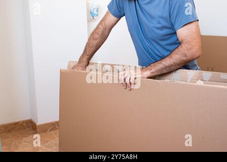 Ritratto di un uomo che assembla mobili. Fai da te il set di mobili. Foto Stock