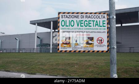 Cremona, Italia, 26 settembre 2024 il cartello italiano dettagliato indica il corretto smaltimento dell'olio vegetale usato. Promuovere il riciclaggio e la vita sostenibile i Foto Stock