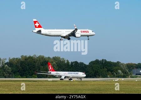 Swiss Airline Airbus A321aereo da atterraggio Turkish Airlines rullante sulla pista aereo aereo aereo Jetliner Passenger Jet Airliner Aeroporto di Berlino Foto Stock