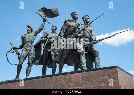 ST. PIETROBURGO, RUSSIA - 30 GIUGNO 2024: Un gruppo di soldati nella composizione scultorea "ai difensori eroici di Leningrado". Piazza della Vittoria, St Foto Stock