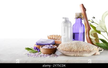 Articoli per trattamenti di bellezza per trattamenti spa su tavolo in marmo bianco. Olio essenziale e sale marino, spazzole per massaggi. Foto Stock