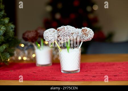 Ciambelle al cioccolato assortite decorate con noce di cocco in bicchiere durante un evento festivo Foto Stock