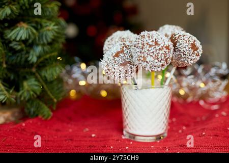 Ciambelle al cioccolato assortite decorate con noce di cocco in bicchiere durante un evento festivo Foto Stock