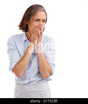 Scioccato, lavoro e donna con stress in studio per pettegolezzi aziendali, paura o errore di segreto. Sorpresa, persona matura e ansia di annuncio Foto Stock