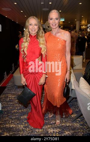 Jenny Elvers und Petra van Bremen beim Jubiläums-Event 30 Jahre RTL Exclusiv an Bord der Mein Schiff 7 im Hamburger Hafen. Amburgo, 27.09.2024 *** Jenny Elvers e Petra van Bremen all'evento anniversario 30 anni di RTL Exclusiv a bordo di Mein Schiff 7 nel porto di Amburgo Amburgo, 27 09 2024 foto:XF.xKernx/xFuturexImagex rtl 4949 Foto Stock