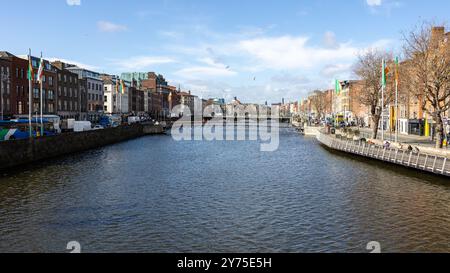 DUBLINO, IRLANDA - 26 MARZO 2023: Veduta del fiume Liffey e del ponte Halfpenny, Dublino, Irlanda Foto Stock