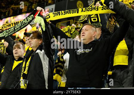 Dortmund, Germania. 27 settembre 2024. Fußball, 1. Bundesliga: Borussia Dortmund - VfL Bochum, 5. LE NORMATIVE Spieltag, Signal Iduna Park, BVB fan mit Schal/DFB/DFL VIETANO QUALSIASI USO DI FOTOGRAFIE COME SEQUENZE DI IMMAGINI E/O QUASI-VIDEO. Credito: dpa/Alamy Live News Foto Stock