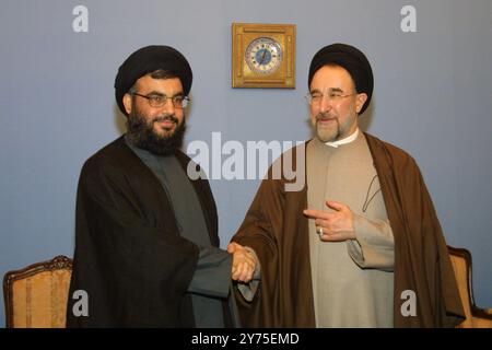 Teheran, Iran. 28 settembre 2024. Foto - il leader della milizia libanese di Hezbollah, Hassan Nasrallah stringe la mano all'ex presidente iraniano a Teheran il 2001 aprile. L'esercito israeliano sostiene che Hassan Nasrallah, segretario generale di Hezbollah, sia stato ucciso nell'attacco aereo di venerdì a Beirut, in Libano. Hezbollah non ha ancora commentato. Foto di Farzaneh Khademian/ABACAPRESS. COM credito: Abaca Press/Alamy Live News Foto Stock