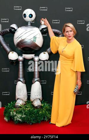 Rozzum 7134 und Judith Rakers bei der Premiere des Animationsfilms Der wilde Roboter / The Wild robot auf dem 32. Filmfest Hamburg 2024 m Cinemaxx Dammtor. Amburgo, 27.09.2024 *** Rozzum 7134 e Judith Rakers alla prima del film d'animazione The Wild robot al Filmfest 32 Hamburg 2024 al Cinemaxx Dammtor Hamburg, 27 09 2024 foto:XC.xTamckex/xFuturexImagex roboter 4912 Foto Stock