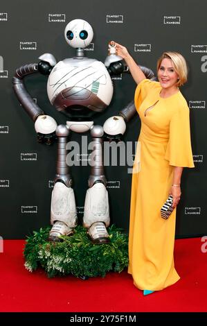 Rozzum 7134 und Judith Rakers bei der Premiere des Animationsfilms Der wilde Roboter / The Wild robot auf dem 32. Filmfest Hamburg 2024 m Cinemaxx Dammtor. Amburgo, 27.09.2024 *** Rozzum 7134 e Judith Rakers alla prima del film d'animazione The Wild robot al Filmfest 32 Hamburg 2024 al Cinemaxx Dammtor Hamburg, 27 09 2024 foto:XC.xTamckex/xFuturexImagex roboter 4911 Foto Stock