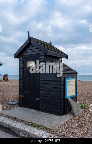 Brighton, casa per il fumo dei pesci sulla spiaggia Foto Stock