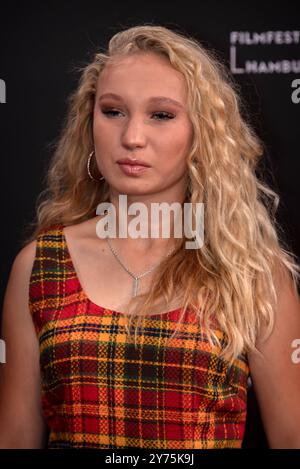 Filmfest Hamburg Helena Zengel bei der Premiere des Films Transamazonia am 27.09.2024 auf dem 32. Filmfest di Amburgo, Deutschland *** Filmfest Hamburg Helena Zengel alla prima del film Transamazonia il 27 09 2024 al Filmfest 32 di Amburgo, Germania Copyright: XNikolaixKislichkox IMG 3656 Foto Stock