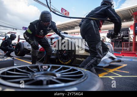 Jonny EDGAR (GBR), Louis DELETRAZ (CHE), Robert KUBICA (POL) di un team AO BY TF su un Oreca 07 - Gibson durante un pit stop in una prova libera 2 di ELMS nel Mugello durante ELMS - 4 ore di Mugello, Endurance race nel Mugello, Italia, settembre 28 2024 Foto Stock