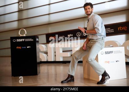 Donostia-San Sebastian, Paesi Baschi, Spagna. 28 settembre 2024. Festival del cinema. SSIFF 72. Andrew Garfield (attore) sul Kursaal al al photocall per il film 'We Live in Time', parte della Selezione ufficiale della 72a edizione del San Sebastián International Film Festival Zinemaldia, a Donostia-San Sebastian il 28 settembre 2024. Credito : Iñigo Alzugaray/Cordon Press credito: CORDON PRESS/Alamy Live News Foto Stock