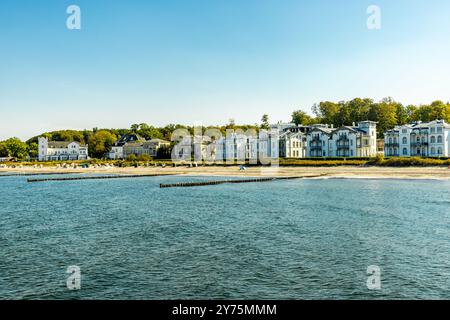 Una passeggiata sulla spiaggia della località balneare Baltica di Heiligendamm, sotto il bel sole - Meclemburgo-Vorpommern - Germania Foto Stock